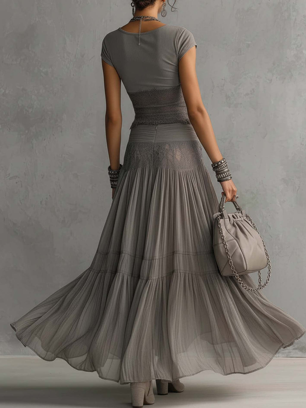 Conjunto Elena com top de painéis de renda e saia maxi plissada
