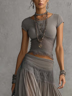 Conjunto Elena com top de painéis de renda e saia maxi plissada