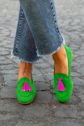 MOCASÍN VERDE CON BORLA FUCSIA