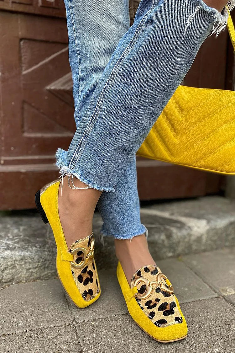 Mocassim amarelo com pormenor de estampado animal