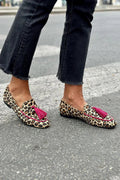 MOCASÍN CON ESTAMPADO ANIMAL Y FLECOS FUCSIA