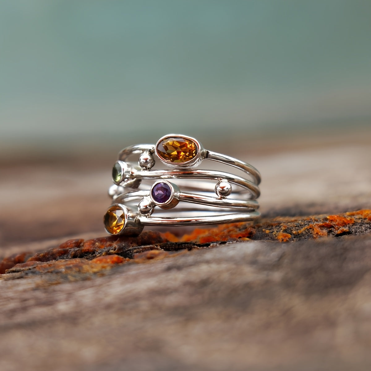 Anillo bohemio apilable con piedras multicolores