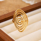 Anillo llamativo dorado, escultórico y en espiral, Vortex