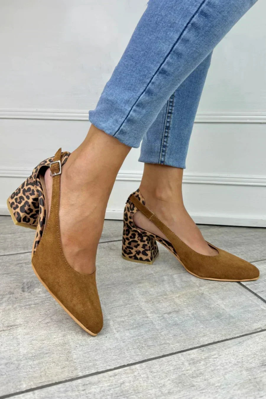 Sapatos de salto com tira atrás e estampado de leopardo