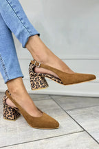 Sapatos de salto com tira atrás e estampado de leopardo