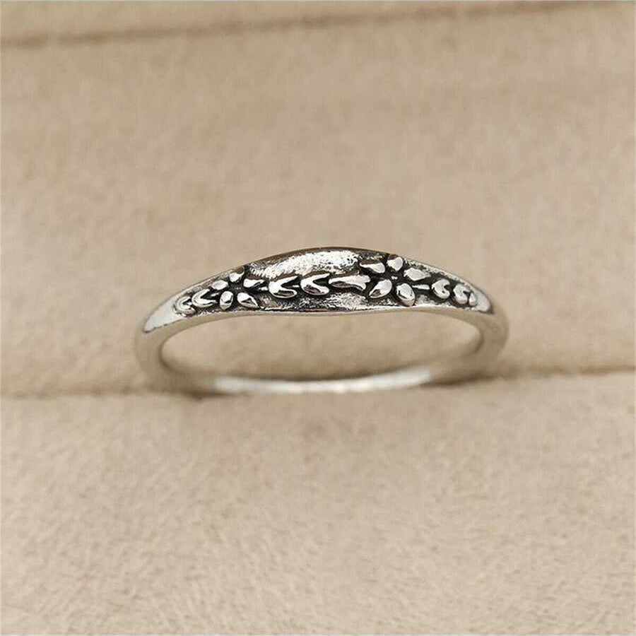 Anillo vintage decorado con flores de plantas talladas