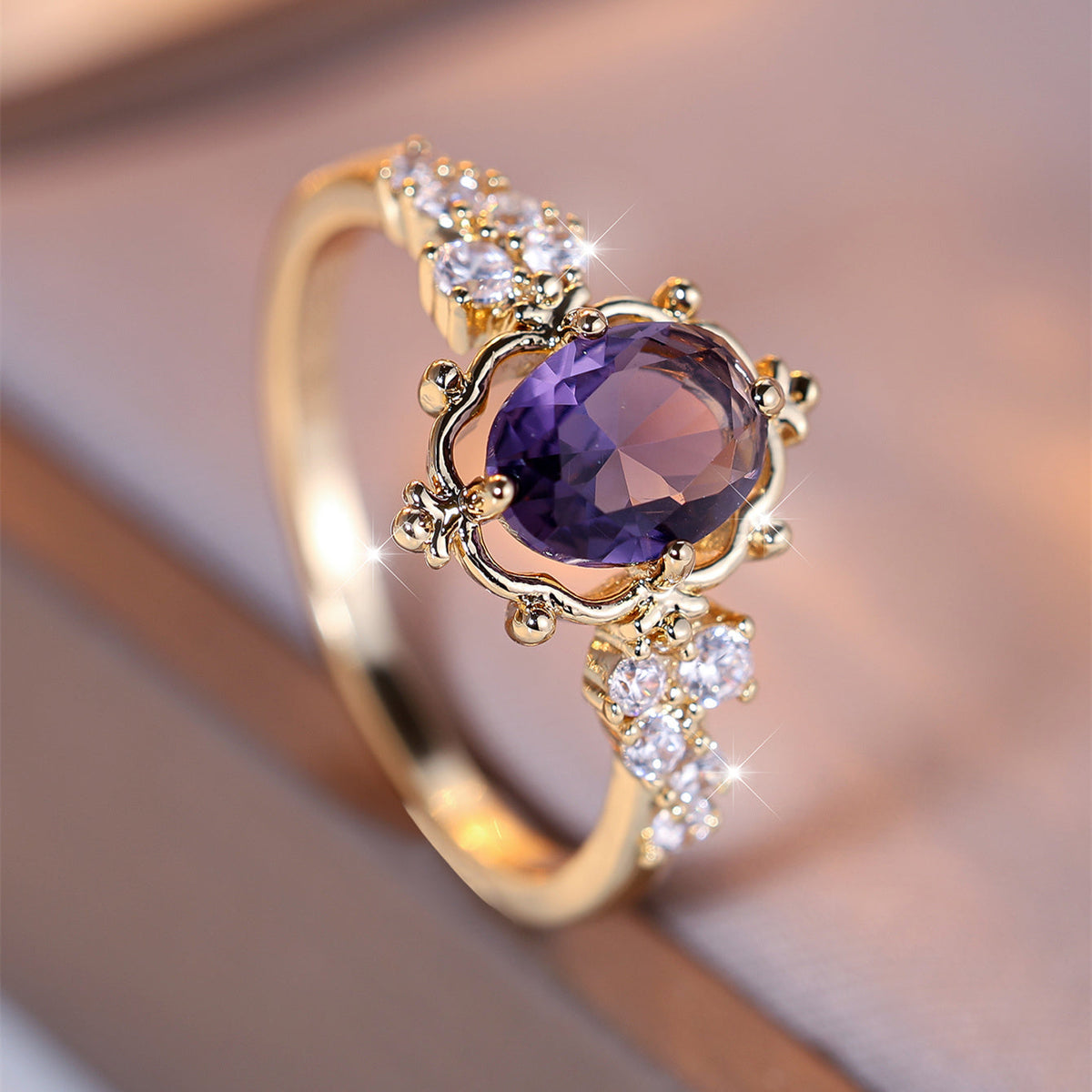 Anillo vintage dorado con diseño floral tipo media alianza