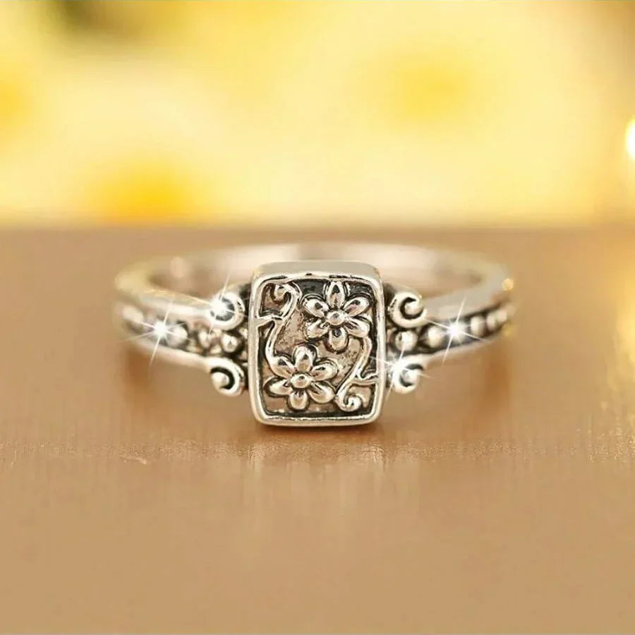 Anillo vintage bohemio con decoración de flores talladas