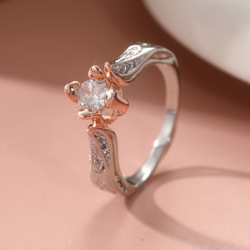 Elegante anillo de flor de dos tonos, chapado en plata, con circonitas engastadas