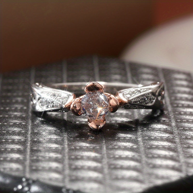 Elegante anillo de flor de dos tonos, chapado en plata, con circonitas engastadas