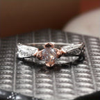 Elegante anillo de flor de dos tonos, chapado en plata, con circonitas engastadas