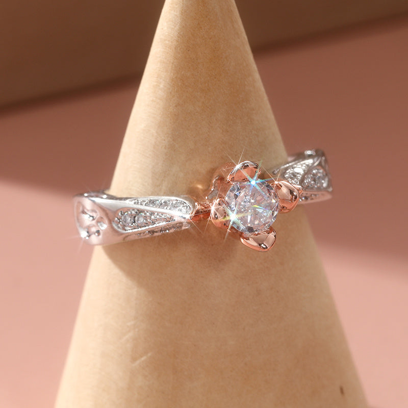 Elegante anillo de flor de dos tonos, chapado en plata, con circonitas engastadas