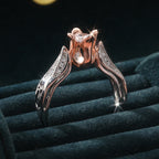 Elegante anillo de flor de dos tonos, chapado en plata, con circonitas engastadas