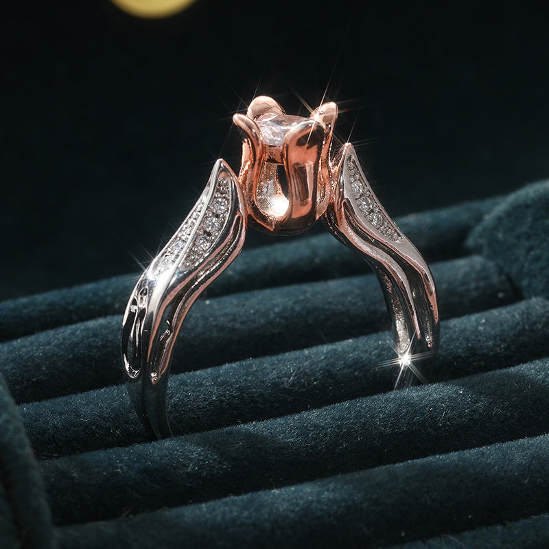 Elegante anillo de flor de dos tonos, chapado en plata, con circonitas engastadas