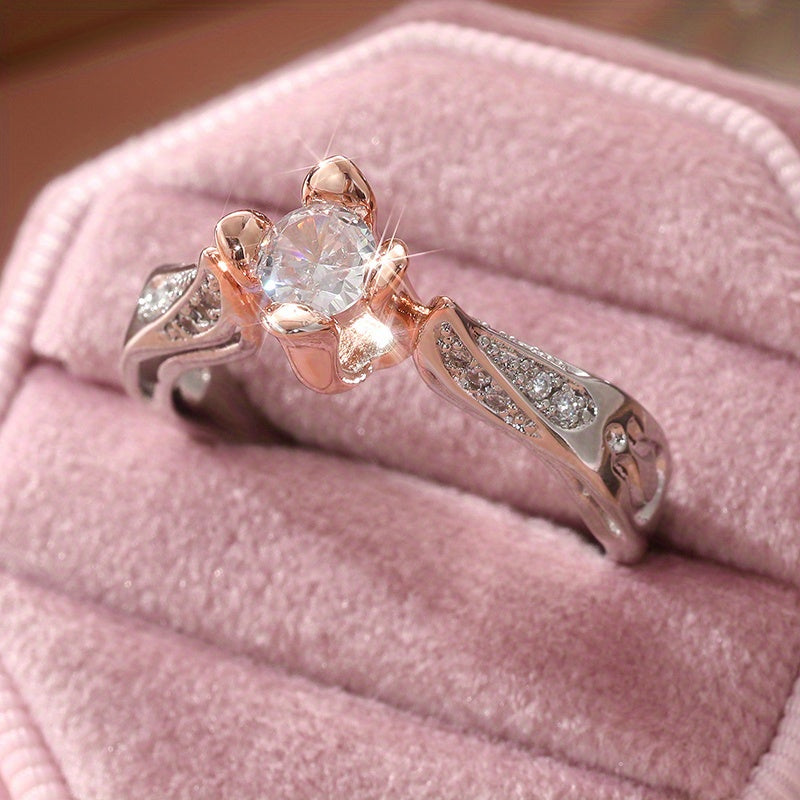 Elegante anillo de flor de dos tonos, chapado en plata, con circonitas engastadas