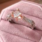 Elegante anillo de flor de dos tonos, chapado en plata, con circonitas engastadas