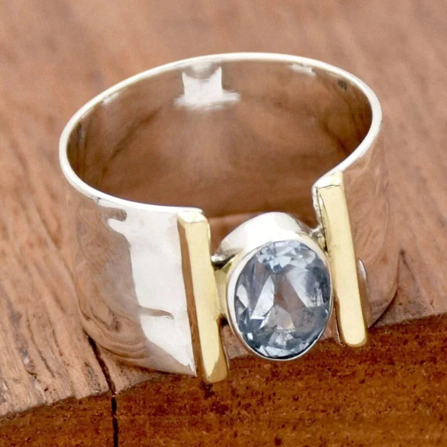 Elegante anillo retro de plata con circonita cúbica azul