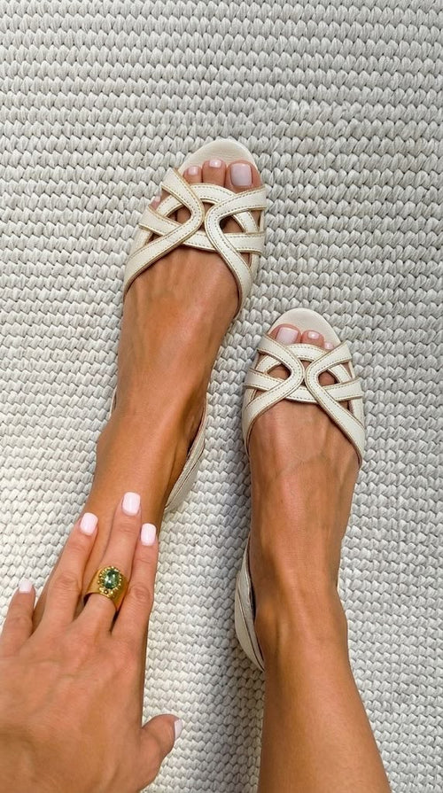 Camilla | Sandálias elegantes em creme, entrançadas