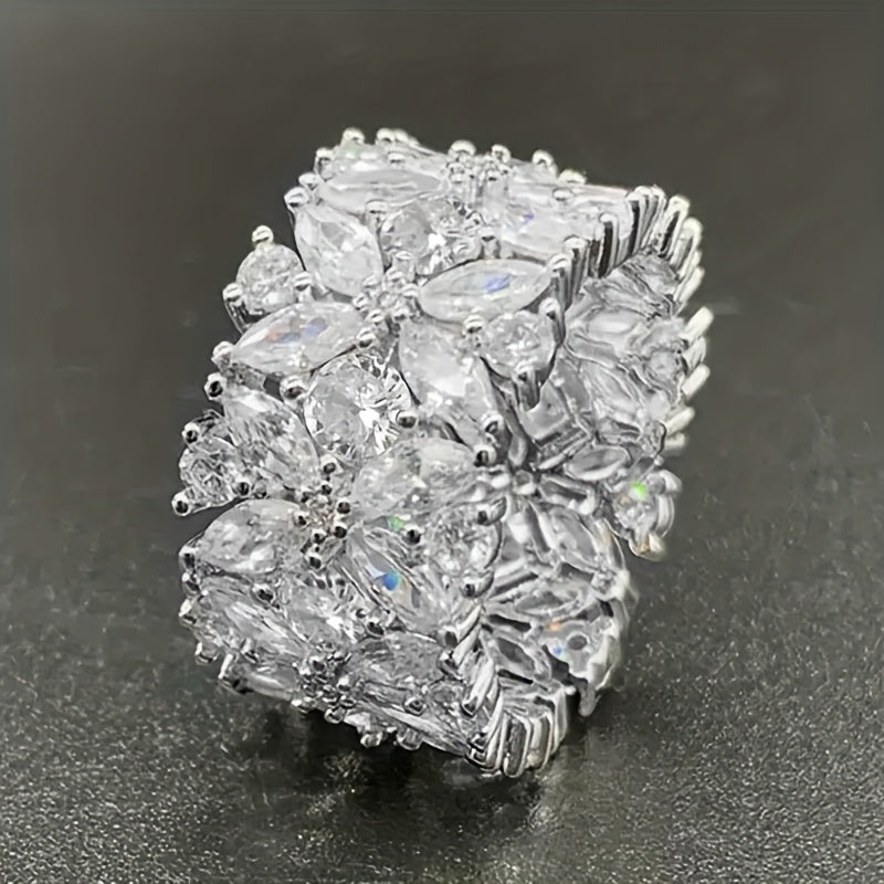 Anel largo e elegante de diamante com conjunto floral de zircónias