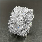Anel largo e elegante de diamante com conjunto floral de zircónias