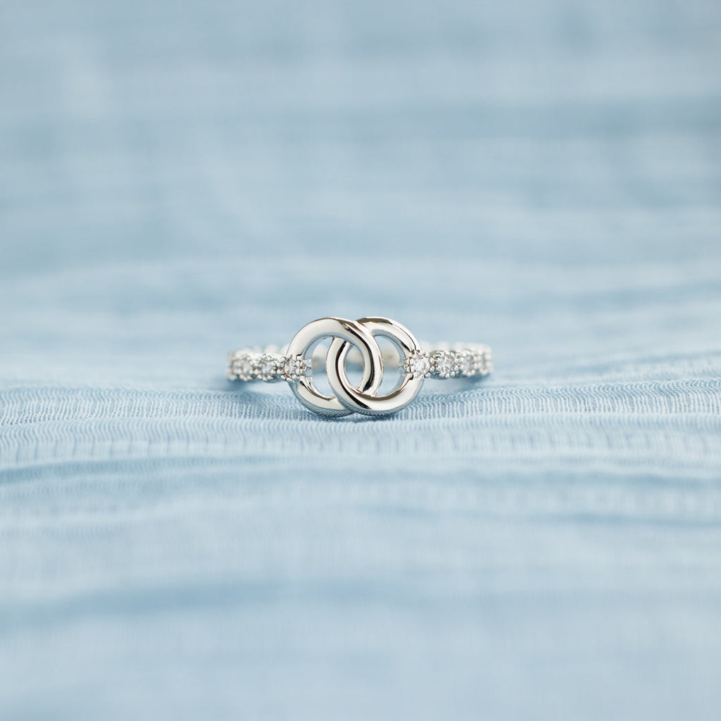 Anel de pavé com elos entrelaçados, para mãe e filha, unidos para sempre