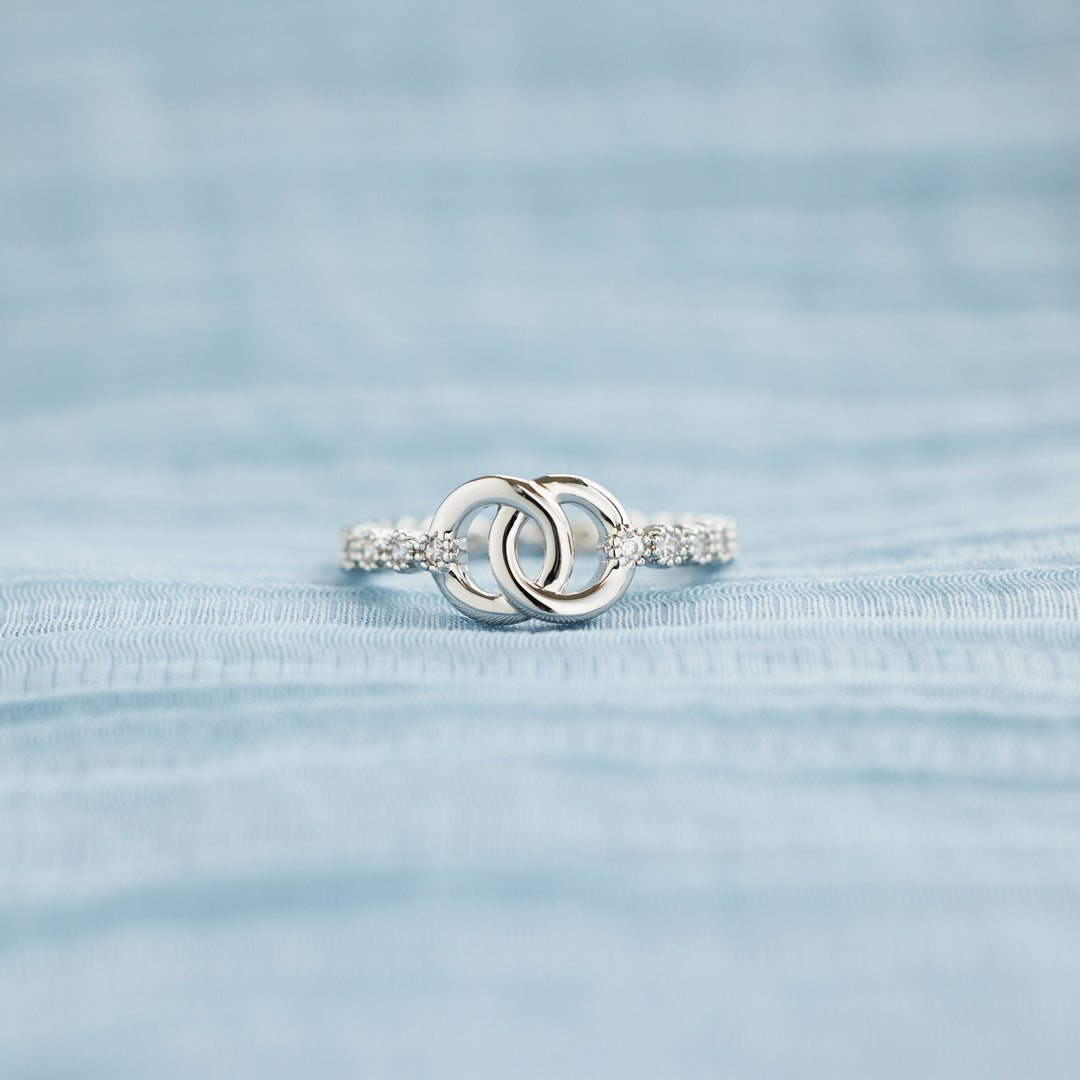 Anel de pavé com elos entrelaçados, para mãe e filha, unidos para sempre