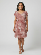 Aria | Vestido de motivo suave escalonado hasta la rodilla