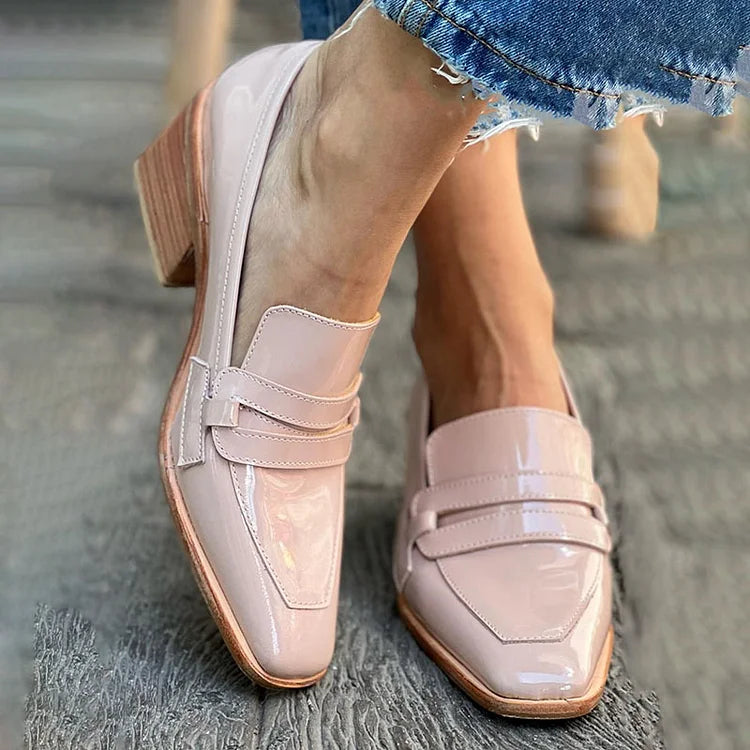 MOCASINES CON TACÓN ANCHO Y BRILLANTE