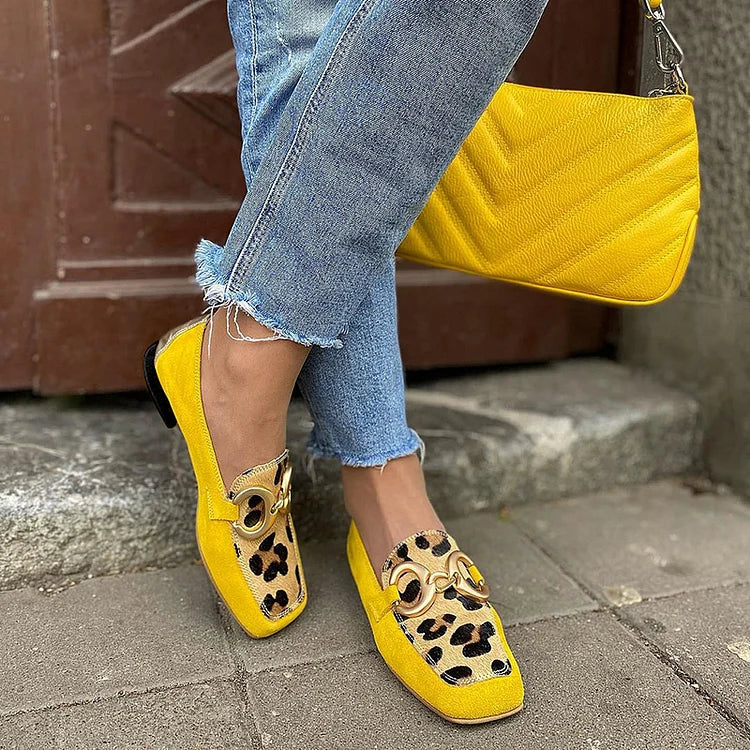 Mocassim amarelo com pormenor de estampado animal