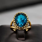 Anel elegante banhado a ouro com pedra azul oval