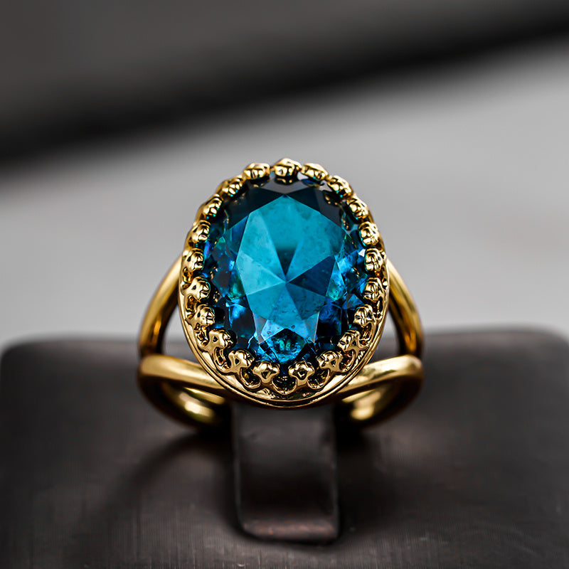 Anel elegante banhado a ouro com pedra azul oval