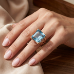 Anillo vintage de oro rosa con circonita azul