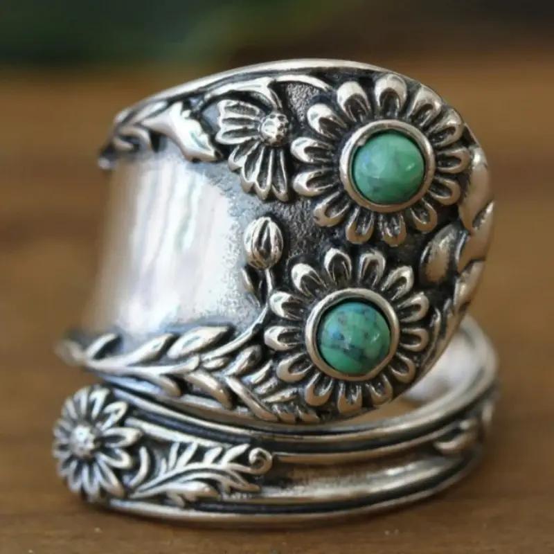 Anillo vintage ancho de plata con turquesa y diseño floral