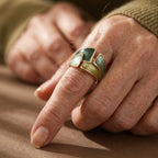 Anillo dorado con esmalte verde