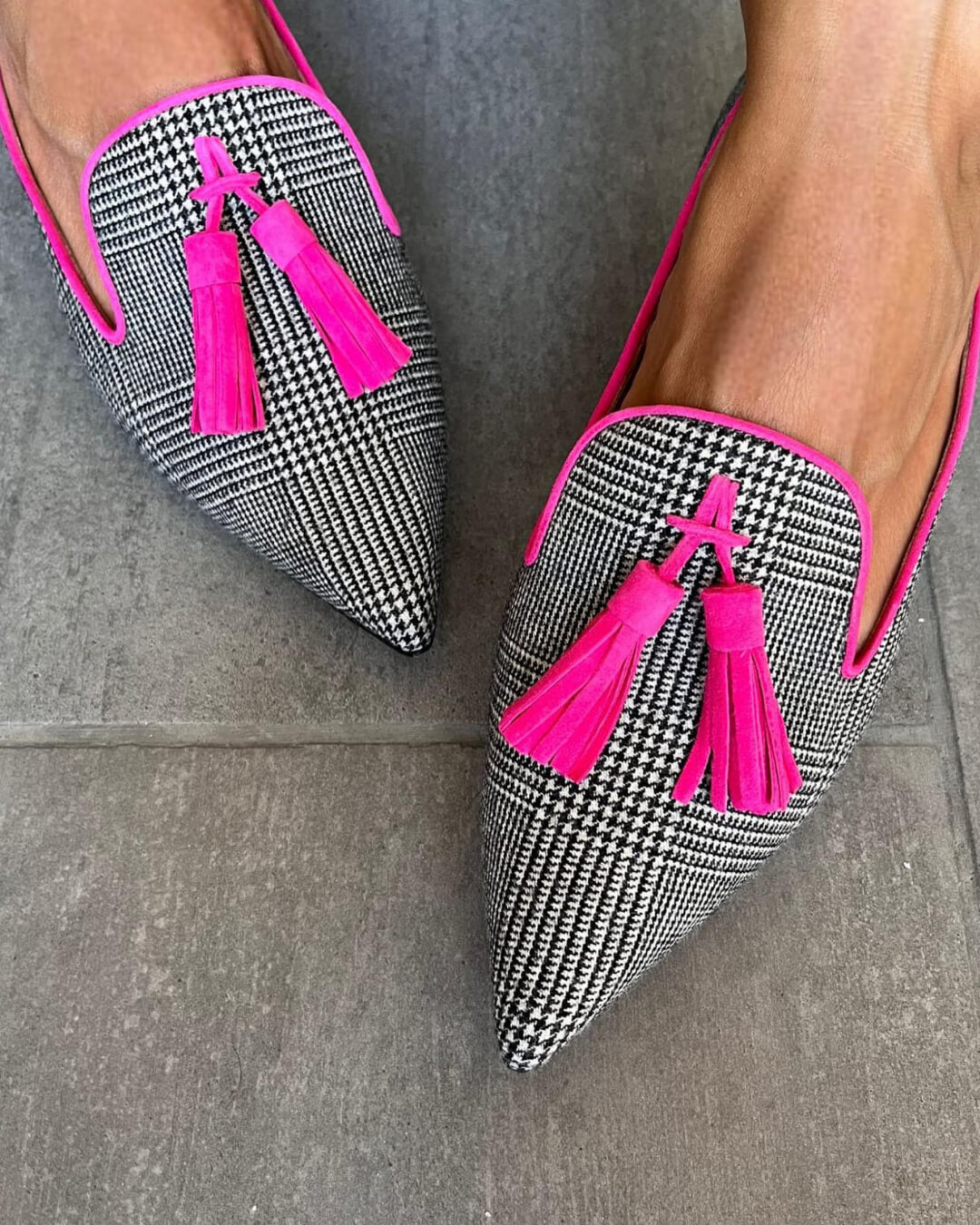 Mocassim de biqueira pontiaguda com franjas fluorescentes