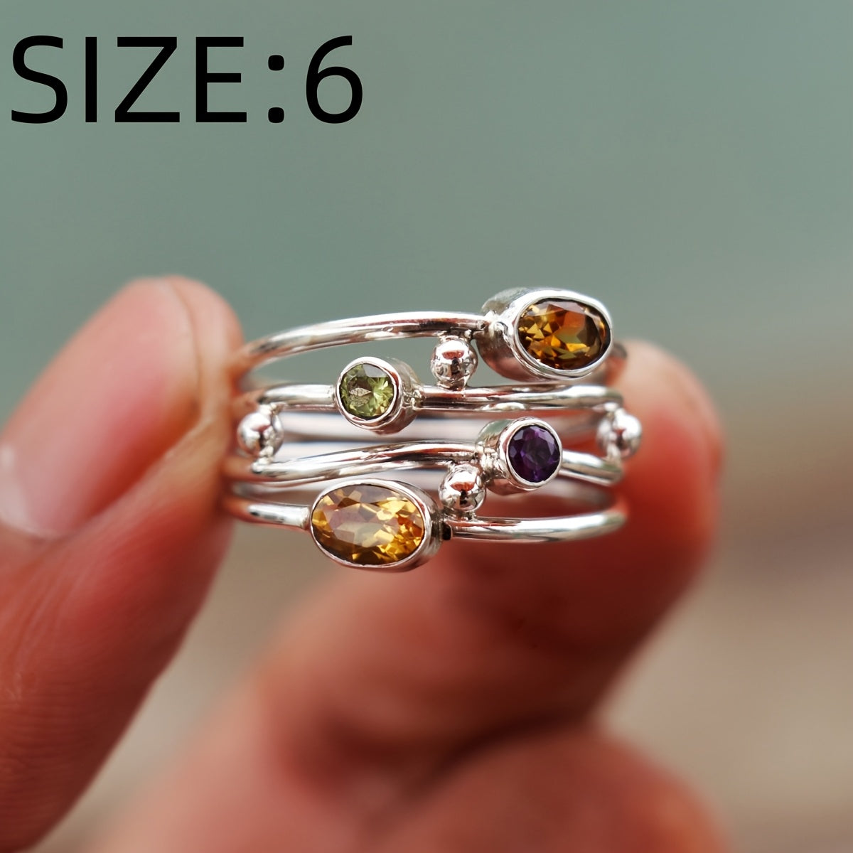 Anillo bohemio apilable con piedras multicolores