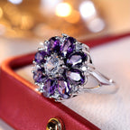Anel elegante e vistoso com flor de zircónias roxas