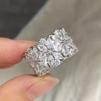 Anel largo e elegante de diamante com conjunto floral de zircónias