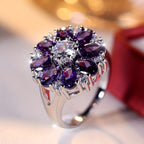 Anel elegante e vistoso com flor de zircónias roxas