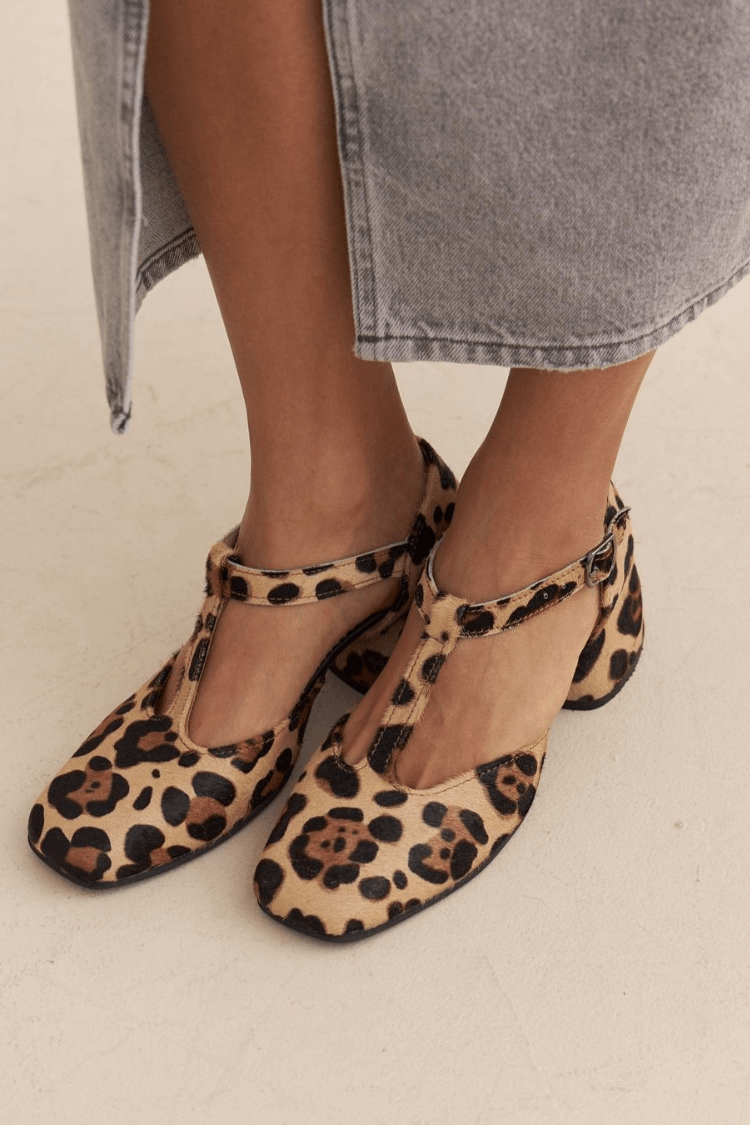 Zapatos de tacón ancho con tira en T y estampado de leopardo