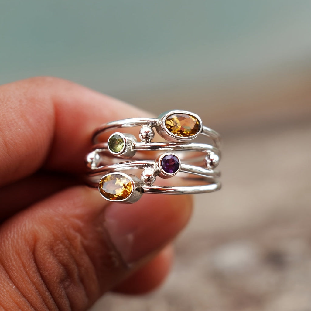 Anillo bohemio apilable con piedras multicolores