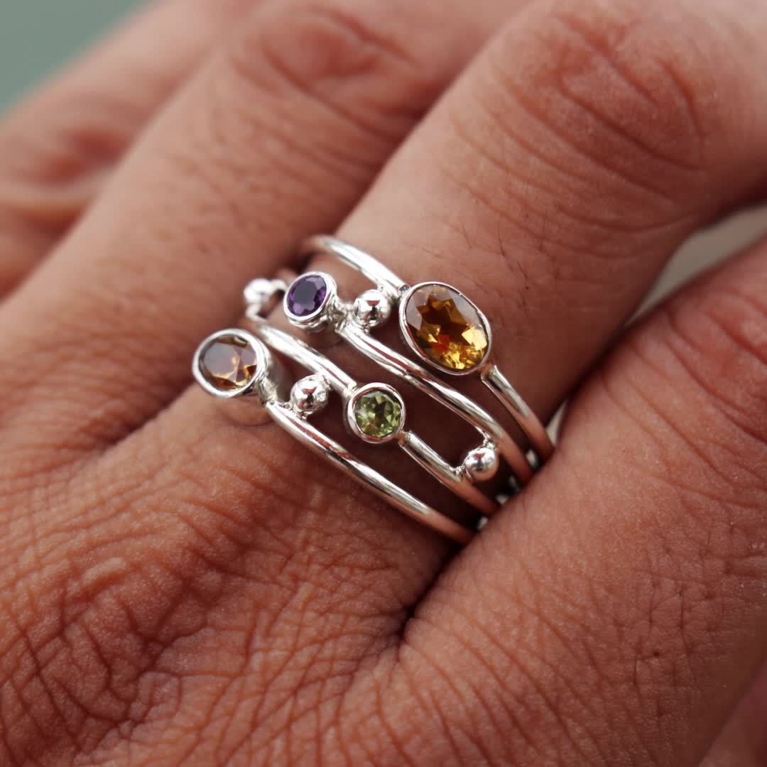 Anillo bohemio apilable con piedras multicolores
