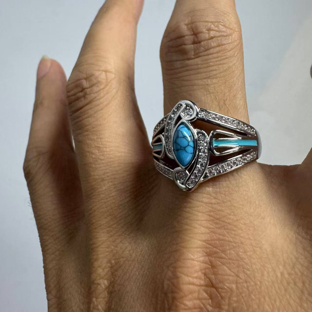 Elegante anillo bohemio de turquesa con baño de oro blanco