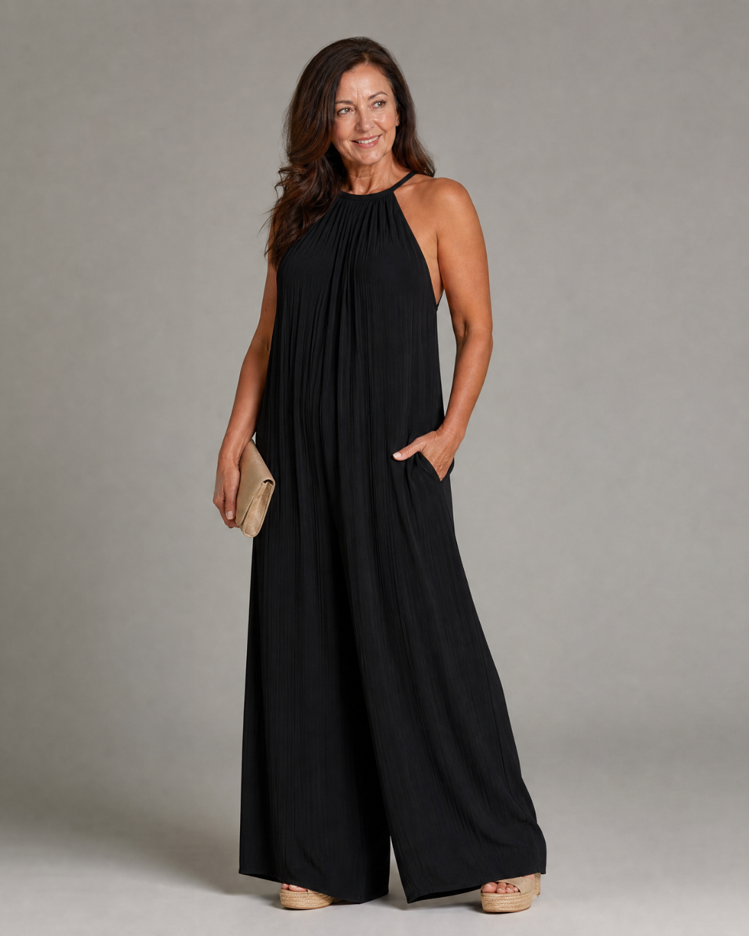 Sylvara | Mono holgado de pierna ancha con cuello halter plisado