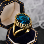 Anel elegante banhado a ouro com pedra azul oval