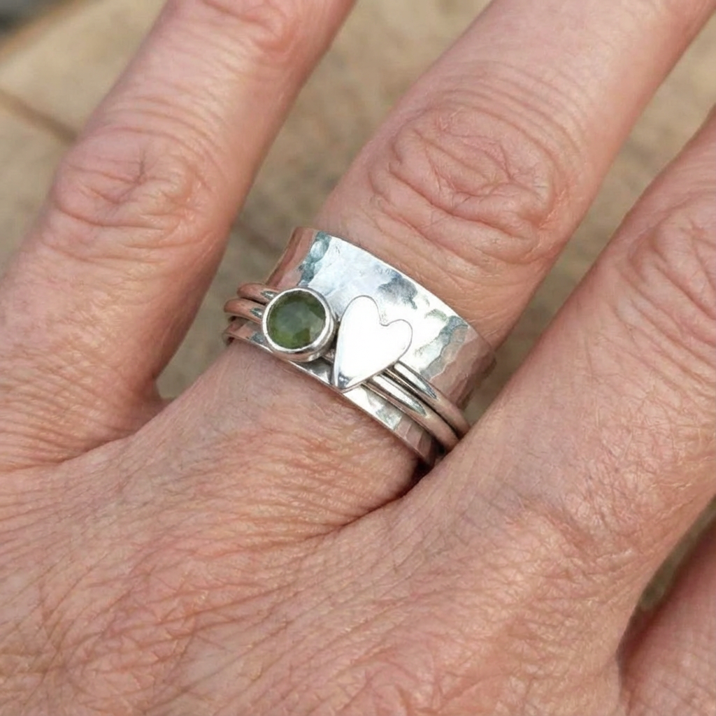 Anillo artesanal vintage de plata con corazón y piedra verde