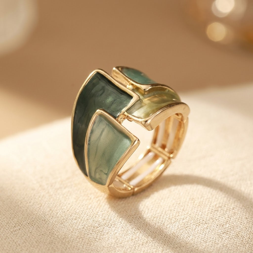 Anillo dorado con esmalte verde