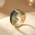Anillo dorado con esmalte verde