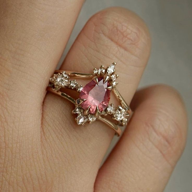 Elegante anillo dorado de granate cristalino