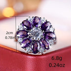 Anel elegante e vistoso com flor de zircónias roxas